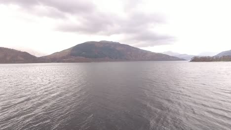 스코틀랜드의 loch lomond 옆에 있는 단풍의 물과 산
