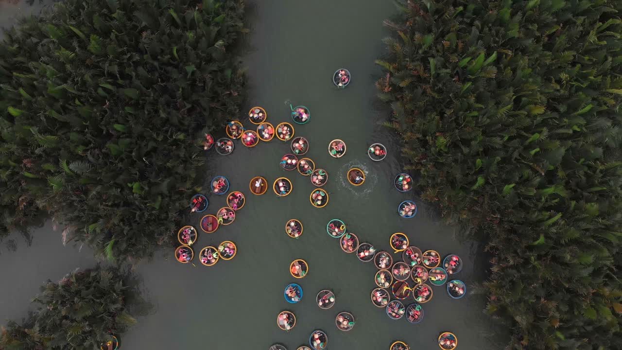 Pemandangan udara suasana sungai yang damai dengan perahu keranjang dan pohon kelapa di Cam Thanh, Hoi An, Quang Nam, Vietnam