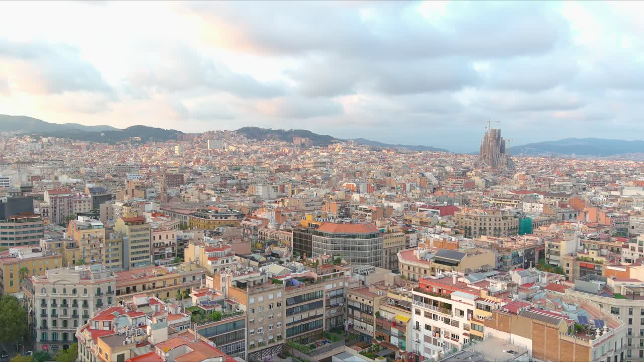 Barcellona al tramonto con la Sagrada Familia che si erge imponente, vista aerea