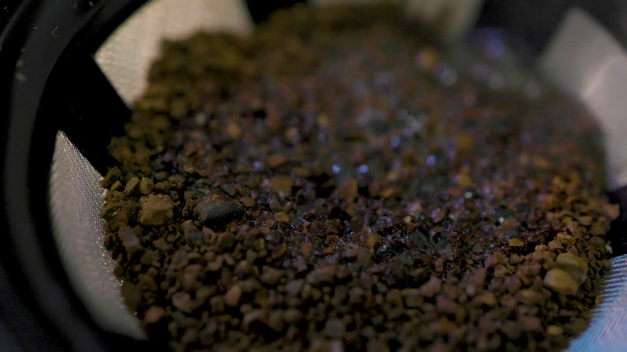 맛있는 커피 한 잔을 만들기 위해 커피  ⁇ 어리에 물을  ⁇ 고 있습니다.