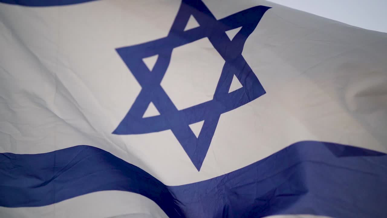 Bandiera di Israele che sventola al vento.