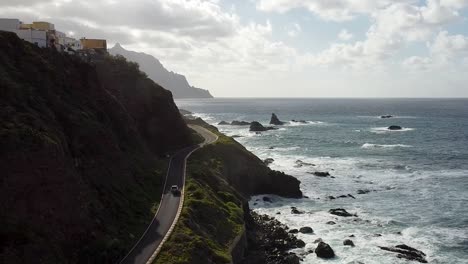 Luftdrohnenansicht-Einer-Zerklüfteten-Und-Stürmischen-Küste-Im-Norden-Von-Teneriffa