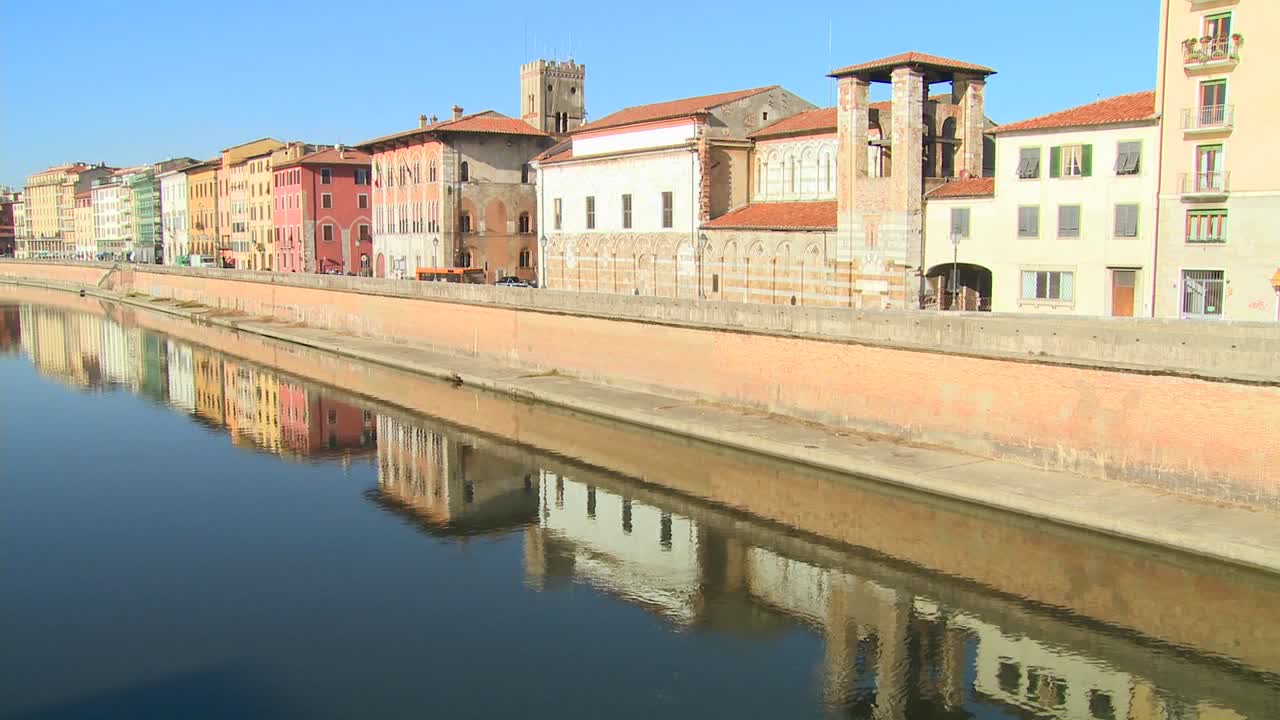 Edifici costeggiano un canale simmetrico a Pisa, Italia 1