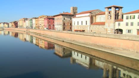 Los-Edificios-Se-Alinean-En-Un-Canal-Simétrico-En-Pisa,-Italia-1