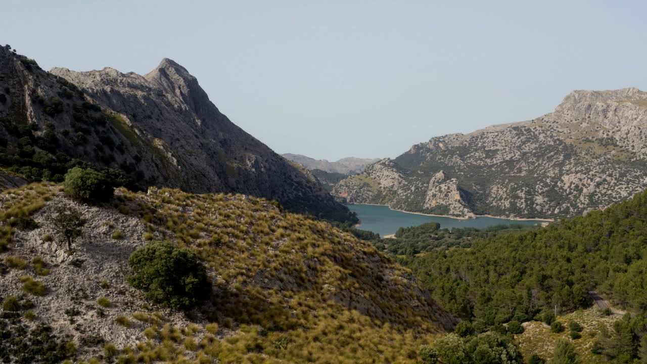 Splendida valle di montagna a Maiorca con il bacino idrico di Gorg Blau