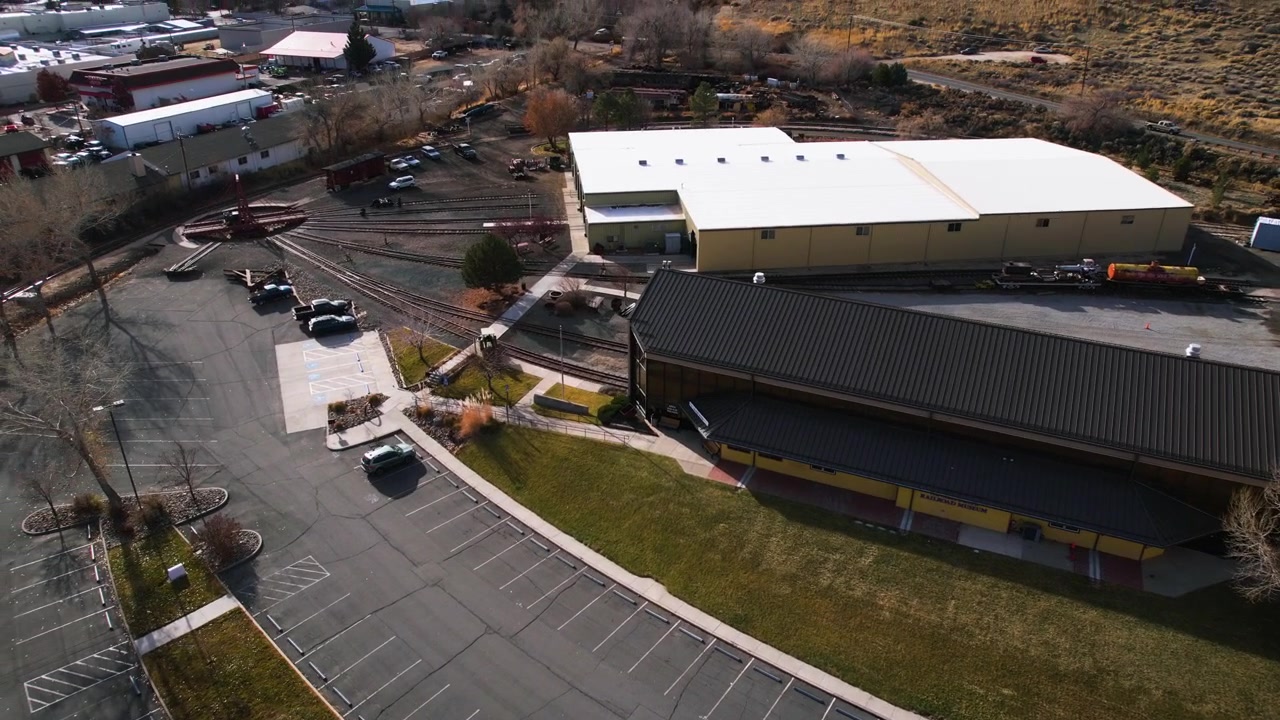 Toma de dron del Edificio del Museo Estatal del Ferrocarril de Nevada en Carson City, EE. UU.
