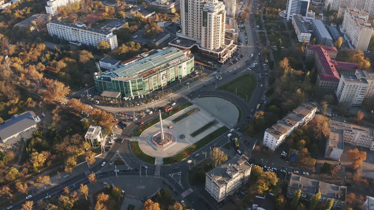 vista aérea de la intersección circular del tráfico, paralaje