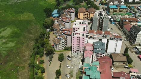 Paisaje-Urbano-De-Nairobi-Kenia-Con-Los-Edificios-Sobre-él,-Drones-Volando-Sobre-Los-Edificios-En-La-Ciudad-De-Nairobi