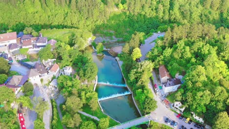 Toma-Aérea-De-Drones-Con-Vistas-A-La-Cascada-Provalije,-Osanjici,-Bosnia-Y-Herzegovina