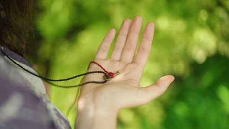 Frau-öffnet-Die-Hand-Mit-Einem-Kleinen-Mysteriösen-Schlüssel-Im-Inneren