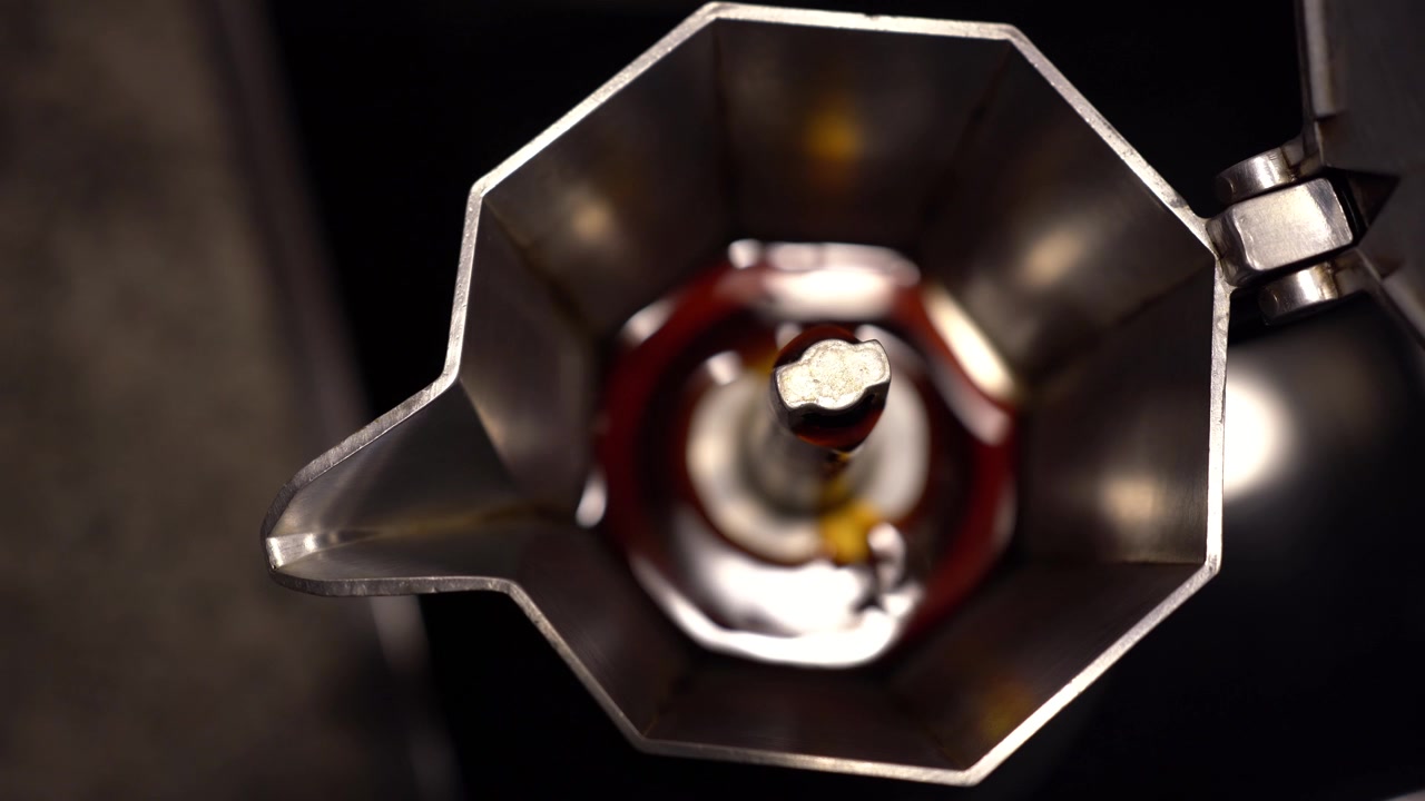 Caffè in preparazione in una macchina da caffè tradizionale, video 4k