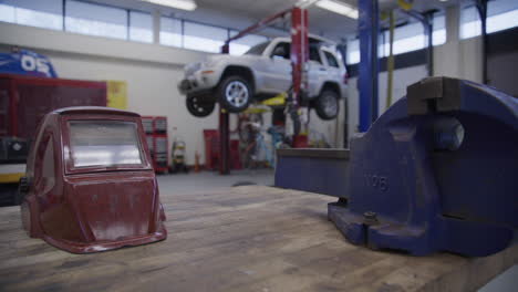 clase de taller de automóviles en la escuela secundaria estableciendo tiro