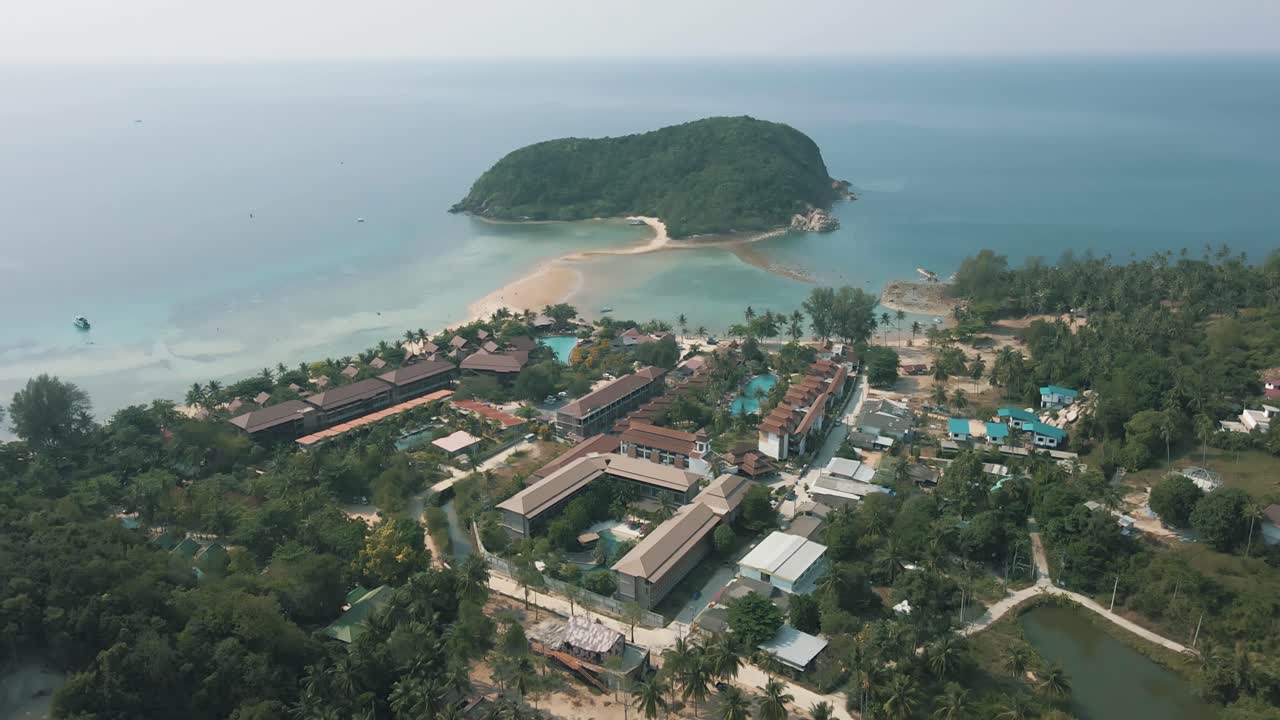 fotografía en cámara lenta de un avión no tripulado que revela un complejo turístico en la costa de koh phangan, tailandia