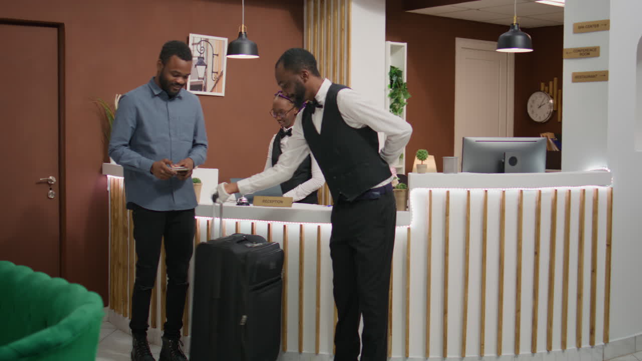 carta di accesso della stanza ricevuta dal viaggiatore