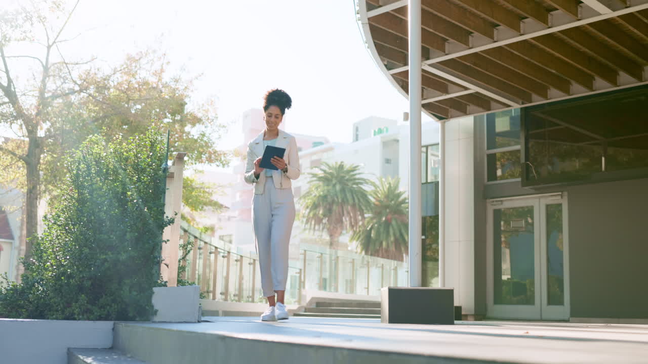 태블릿을 사용하여 야외에서 는 사업가