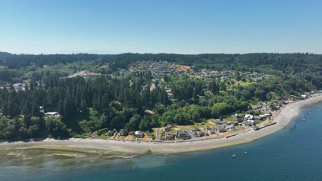 Vista-Aérea-De-Casas-Frente-Al-Mar-En-Clinton,-Washington-En-Whidbey-Island