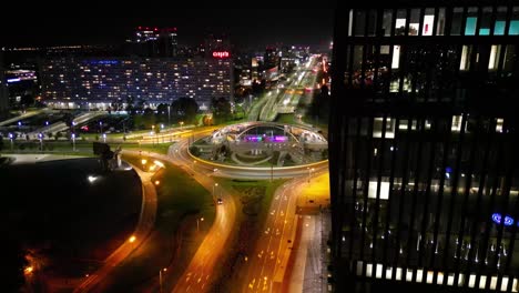 Vista-Aérea-Del-Paisaje-Urbano-Nocturno-Con-Calles-Iluminadas-De-La-Ciudad-De-Katowice.