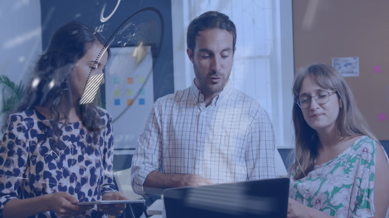 animación del alcance y el procesamiento de datos sobre diversas personas de negocios en la oficina