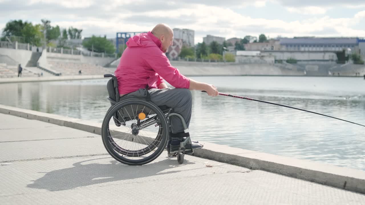 persona con discapacidad física que utiliza silla de ruedas para pescar en el muelle de pesca