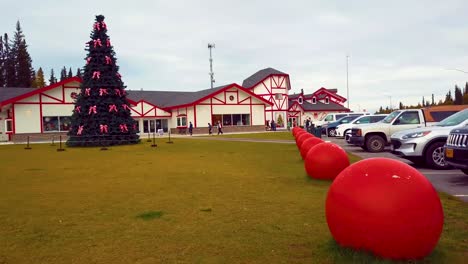 Video-De-Drones-De-4k-Del-árbol-De-Navidad-En-La-Casa-De-Santa-Claus-En-El-Polo-Norte,-Alaksa-Durante-El-Día-De-Verano