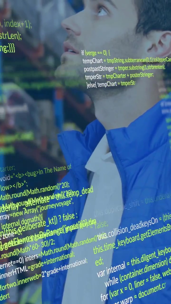 Vidéo verticale : Un calque de code apparaît, un homme lève la tête et scanne les étagères pour un contrôle d'inventaire.
