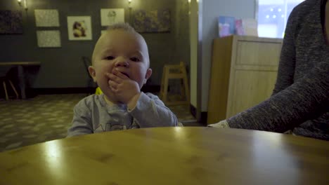 niño de 10 meses alimentándose en café-restaurante-7