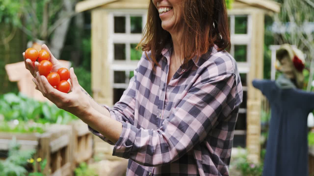 토마토를 들고 있는 성숙한 여성 4k