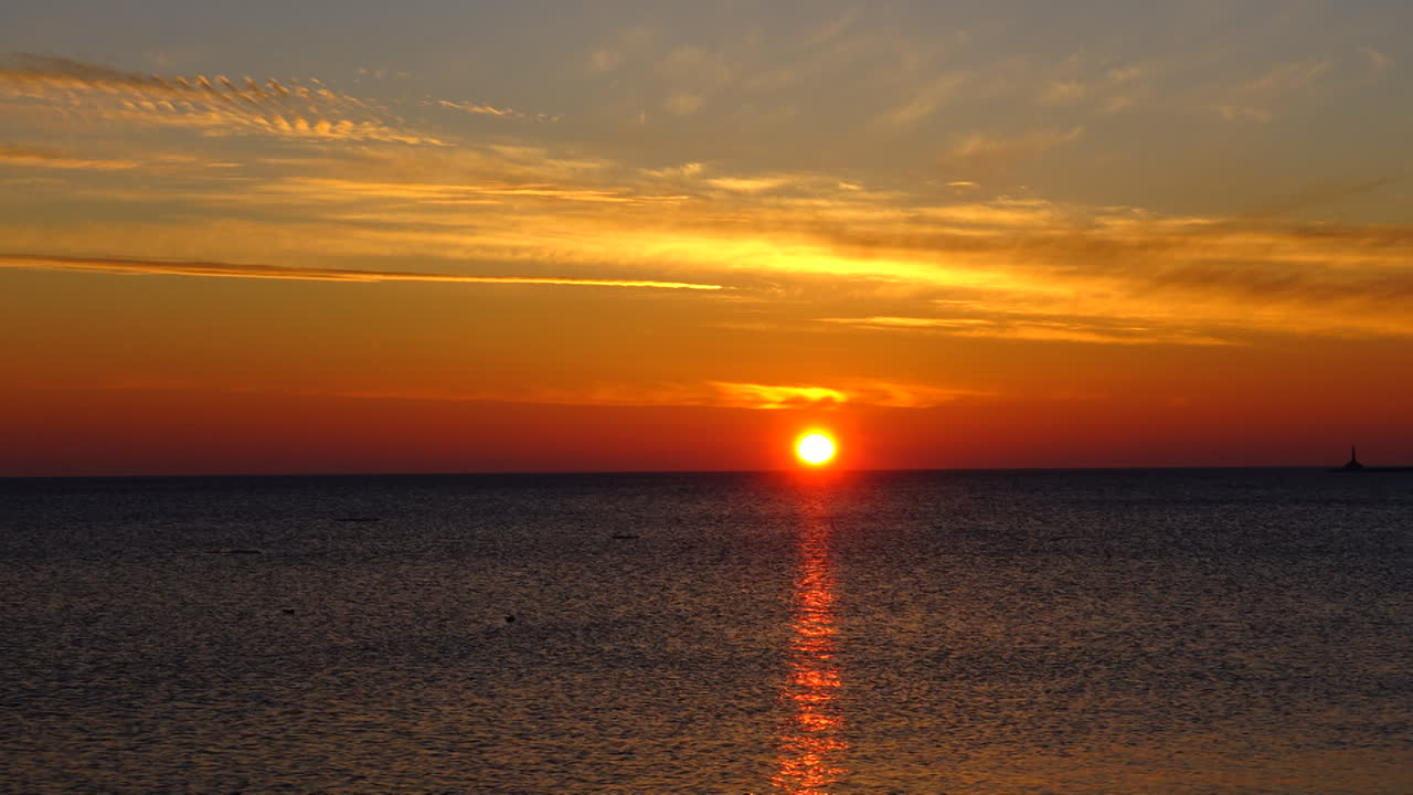 Sonnenuntergang über dem Meer. Zeitraffer