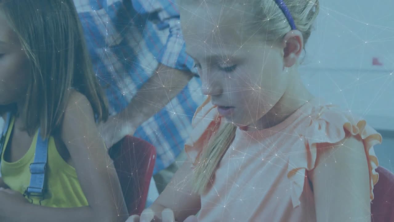 Menina loira digitando em teclado escolar iniciando sobreposições animadas que guiam o aprendizado enquanto a professora se inclina