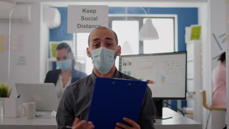 Punto-De-Vista-De-Un-Hombre-De-Negocios-Con-Mascarilla-Para-Evitar-Infecciones-Hablando-En-Una-Videoconferencia-En-Línea