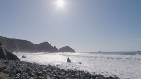 Niedriger-Stationärer-Schuss-Von-Rollenden-Wellen,-Die-An-Einem-Sonnigen-Tag-In-Die-Küste-Von-Big-Sur-California-Beach-Stürzen