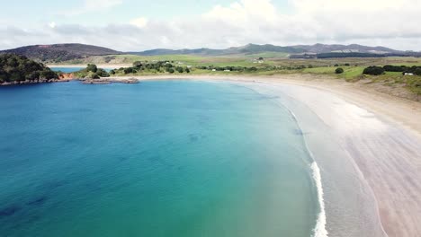 Luftdrohne-Des-Atemberaubenden-Geschwungenen-Strandes-Der-Maitai-Bay,-Karikari-Halbinsel,-Northland,-Neuseeland-Aotearoa