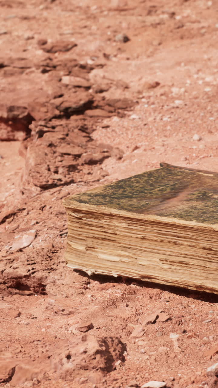 Un vecchio libro abbandonato nel deserto