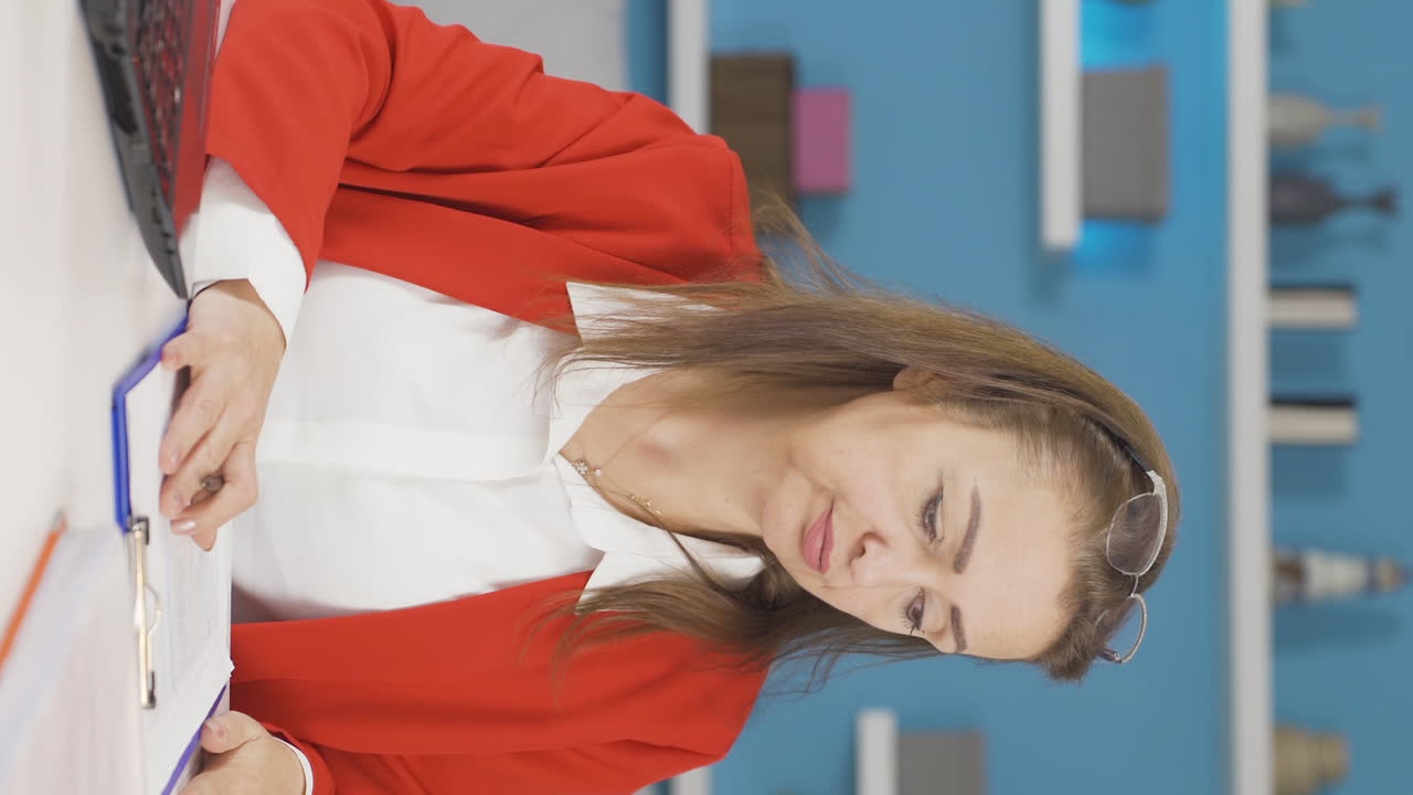 가정 사무실 직원 여성의 수직 비디오는 우울하고 불행한 느낌을 생각합니다.