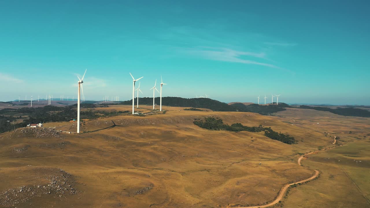 hermosa vista aérea del parque de generadores de turbinas eólicas de campo grande en un día soleado