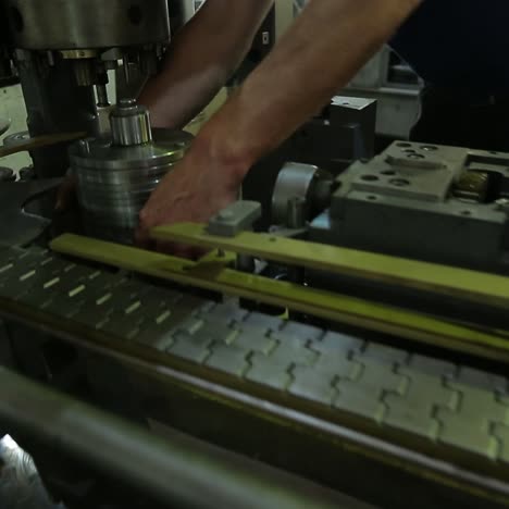uomo che lavora in fabbrica