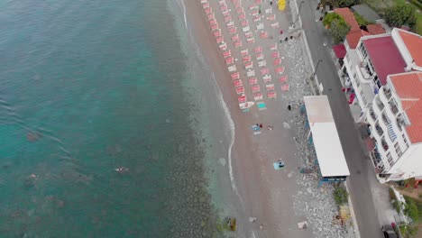 Drohnenaufnahmen-Aus-Der-Vogelperspektive-Vom-Strand-In-Sutomore,-Montenegro-Am-Morgen