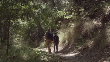 un padre y un hijo unen su amistad y relación mientras caminan por un sendero salvaje costa de gaviota california 2