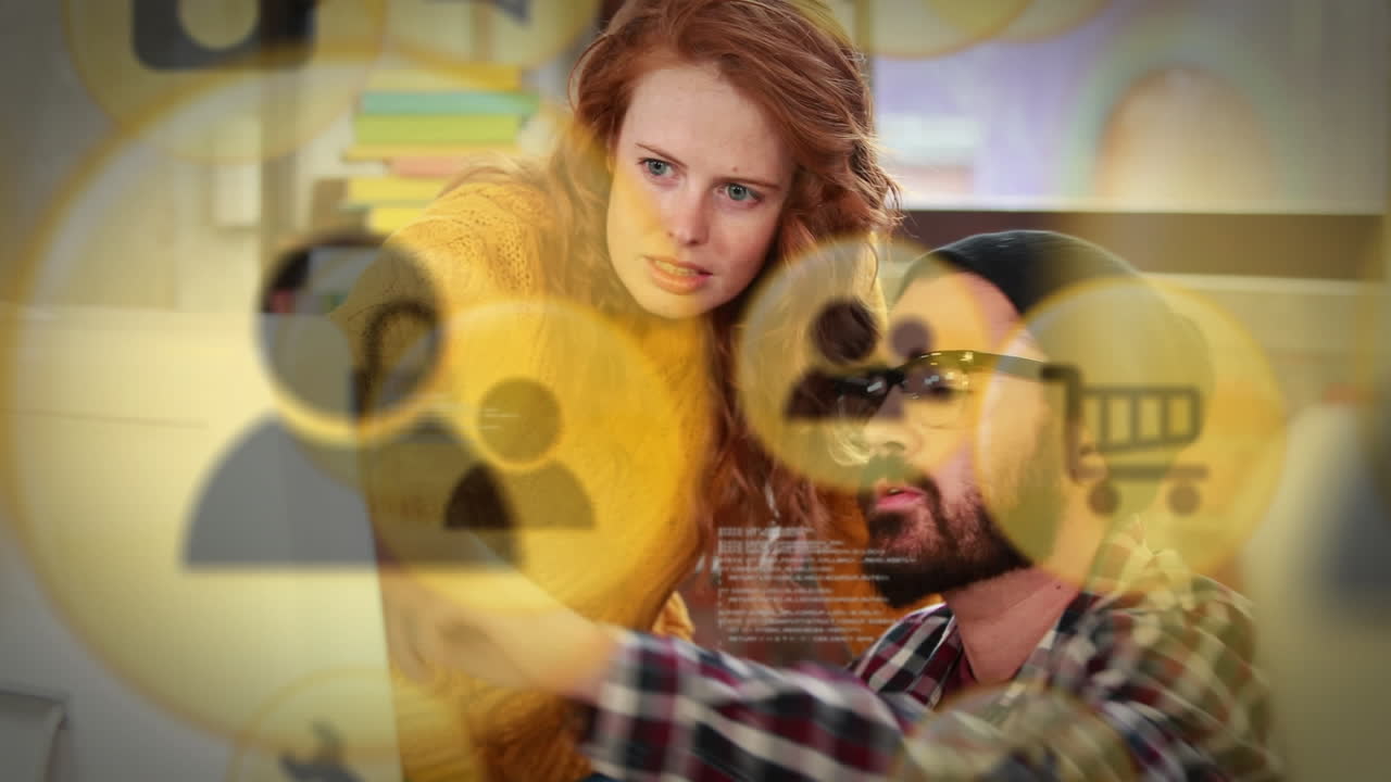 анимация медиа-икон, плавающих над деловыми людьми, использующими компьютер