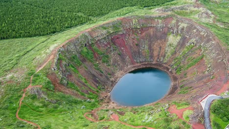 vista aérea alrededor del cráter del volcán kerið en islandia