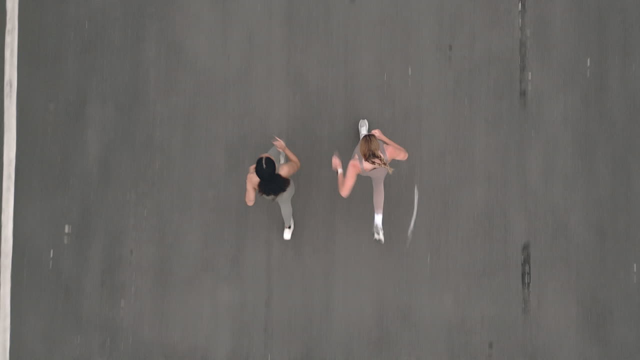 거리에서 달리는 두 여인