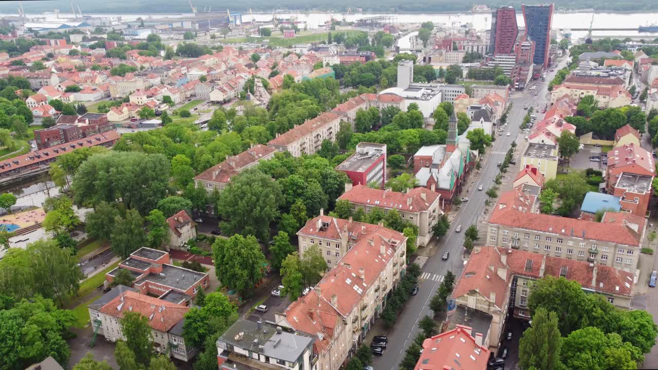 Krása centra města Klaipeda a přístavu na obzoru, letecký sestupný pohled.