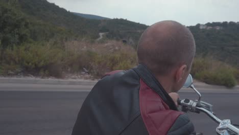 motociclista en un pintoresco camino de montaña