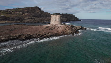 Isola-Della-Pelosa,-Cerdeña:-Vista-Aérea-En-órbita-De-La-Torre-Della-Pelosa-Y-Viendo-El-Mar