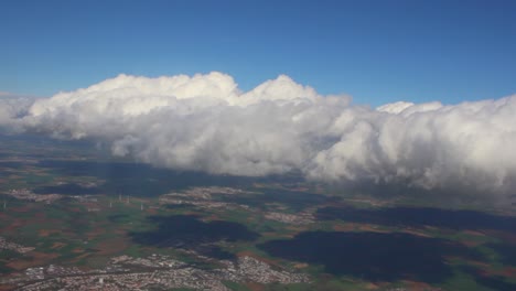 volando a través de las nubes aterrizando