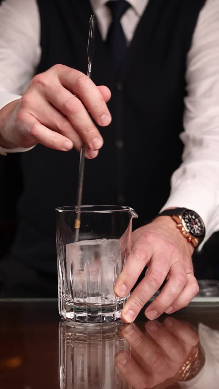 Il barista prepara un cocktail