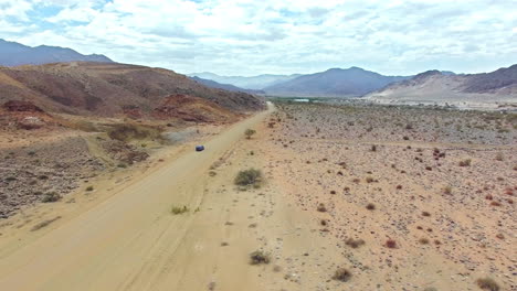 conduciendo a través del árido desierto