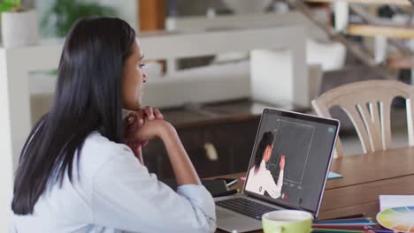 Estudiante-Caucásica-Usando-Una-Computadora-Portátil-En-Una-Videollamada-Con-Una-Maestra