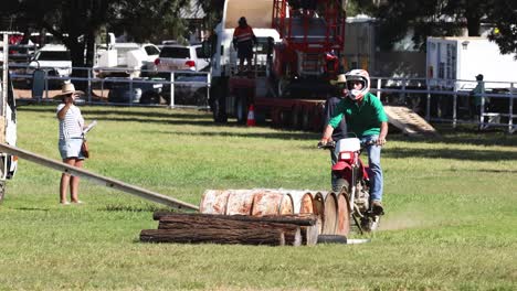 motocicleta salta sobre un obstáculo de madera en el campo