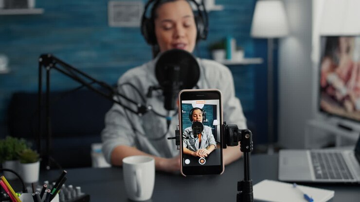 Famoso creator di contenuti che trasmette vlog quotidiani in diretta utilizzando uno smartphone